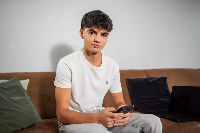 “Met 1 druk op de SOS-knop waarschuw je vrijwilligers in de buurt”: Vlaming Aaron (18) bouwt app die vrouwen veiliger gevoel moet geven